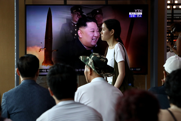 -Les gens regardent une télévision montrant une image de fichier d'un lancement de missile de la Corée du Nord à la gare ferroviaire de Séoul le 6 août 2019 en Corée du Sud. La Corée du Nord a tiré deux projectiles non identifiés dans la mer au large de sa côte est, a annoncé l'armée sud-coréenne, son quatrième lancement de ce type en moins de deux semaines. Photo de Chung Sung-Jun / Getty Images.