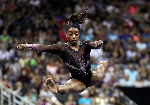 Simone Biles participe à un exercice au sol pendant la compétition senior féminine des Championnats américains de gymnastique 2019 au Sprint Center le 11 août 2019 à Kansas City, Missouri. (Photo : Jamie Squire/Getty Images)