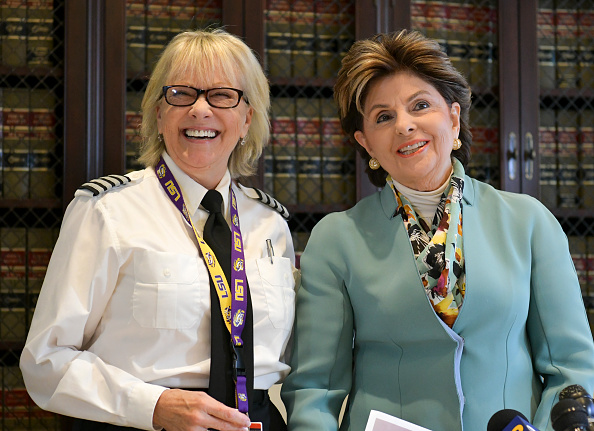 Glora Allred (R) tient une conférence de presse avec la pilote Shari Drerup, répondant aux questions concernant Jeffrey Epstein le 13 août 2019 à Los Angeles, en Californie. (Photo : Rodin Eckenroth/Getty Images)