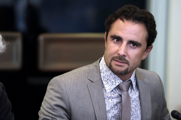 L'ancien employé français de HSBC Private Bank, Hervé Falciani, le 2 juillet 2013 lors de son audition à l'Assemblée nationale, à Paris. Falciani a été auditionné par les députés socialistes Yann Galut et Sandrine Mazetier après avoir été autorisé à entrer en France et à bénéficier de la protection de la police et de la collaboration avec la justice. Falciani a collecté des données sur au moins 24 000 clients des filiales suisses de HSBC entre 2006 et 2008, alors qu'il travaillait pour l'unité de développement informatique de la banque à Genève, qu'il a ensuite transmise aux autorités françaises. (Photo : KENZO TRIBOUILLARD/AFP/Getty Images)