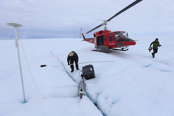 -Une équipe de scientifiques a extrait une carotte de glace d'un morceau de banquise il a découvert qu’elle était truffée de microplastiques. Photo par Joe Raedle / Getty Images.