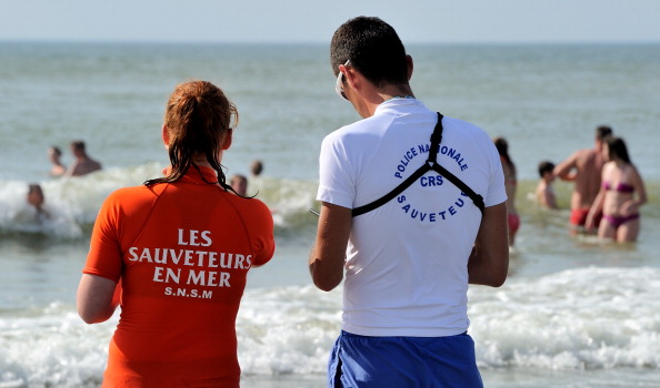 Un sauveteur de la SNSM (Société Nationale de Sauvetage en Mer) et un membre de la police chargé des sauveteurs nageurs.       (Photo : PHILIPPE HUGUEN/AFP/Getty Images)