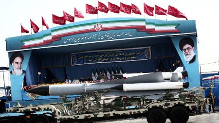 L’Iran dévoile un système de défense anti-aérienne de fabrication locale