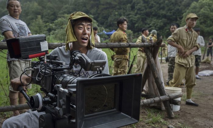 Un réalisateur chinois portant un chapeau de l'armée japonaise durant le tournage de la série "The Last Noble", sur les événements de la guerre sino-japonaise.(Kevin Frayer/Getty Images)