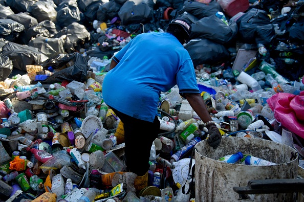 -Illustration- Les autorités de Kuala Lumpur s'efforcent de déterminer l'origine des 198 conteneurs restants à quai dans trois ports. Photo MOHD RASFAN / AFP / Getty Image.