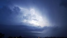 Les impressionnantes images d’un orage de grêle frappant dimanche le péage de Villefranche-Limas dans le Beaujolais