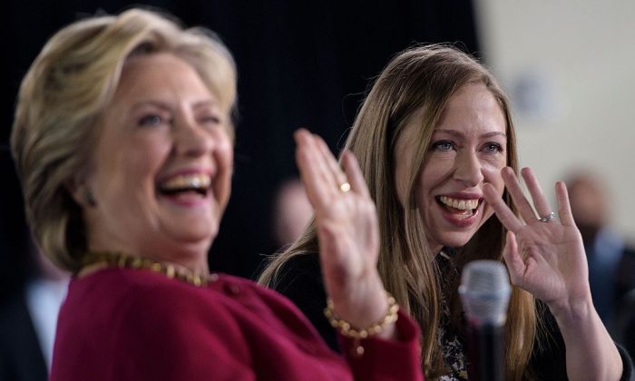 La démocrate Hillary Clinton et Chelsea Clinton durant un meeting en octobre 2016 en Pennsylvanie. (BRENDAN SMIALOWSKI/AFP/Getty Images)