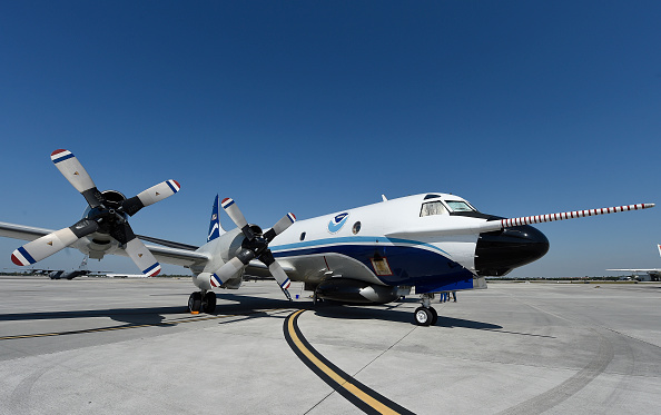 -'Kermit', un avion chasseur d'ouragan de l'Administration nationale des océans et de l'atmosphère (NOAA), est sur le tarmac de la base aérienne de la Garde côtière à l'aéroport Opa Locka le 12 mai 2017 à Miami, en Floride. Photo RHONA WISE / AFP / Getty Images.