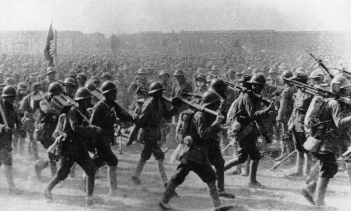 Les troupes communistes de l'Armée rouge chinoise en marche lors de l'assaut contre Shanghai à la fin de la guerre civile chinoise, 21 mai 1949. (Photo par Keystone/Hulton Archive/Getty Images)