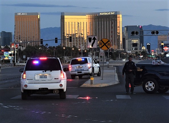 La fusillade la plus meurtrière des États-Unis le 1er octobre 2017. De longs fusils ont été découverts dans la pièce d'où Stephen Paddock, âgé de 64 ans, avait fait feu sur des milliers de personnes terrifiées lors d'un concert de musique country de l'autre côté de la rue. « Nous pensons que l'individu s'est tué avant notre entrée » à Las Vegas, dit le shérif Joseph Lombardo. Photo par Mark RALSTON / AFP / Getty Images.