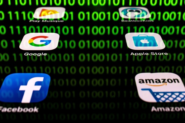 Cette photo d'illustration prise le 20 avril 2018 à Paris montre les applications de Google, Amazon, Facebook, Apple. (Photo de Lionel BONAVENTURE / AFP / Getty Images)