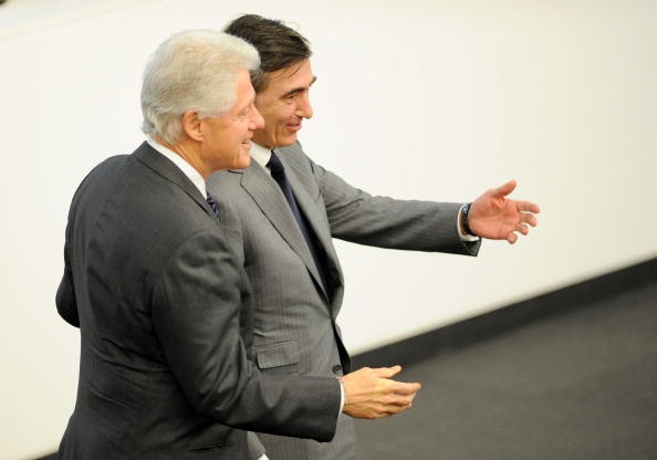 L'ancien président américain Bill Clinton (à gauche) et Philippe Douste-Blazy, conseiller spécial des Nations Unies sur les financements innovants au service du développement, à l'occasion du lancement, le 4 mars 2010, de la nouvelle initiative de micro-contribution "MASSIVEGOOD" - créée par la Financement innovant pour la santé au siège des Nations Unies à New York. (STAN HONDA/AFP/Getty Images)