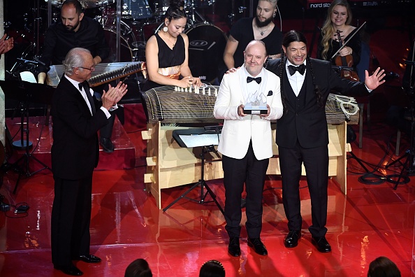 Lars Ulrich et Robert Trujillo (d) du groupe Metallica posent après avoir reçu un prix du roi Carl XVI de Suède le 14 juin 2018 au Grand Hotel de Stockholm, Suède. (HENRIK MONTGOMERY/AFP/Getty Images)