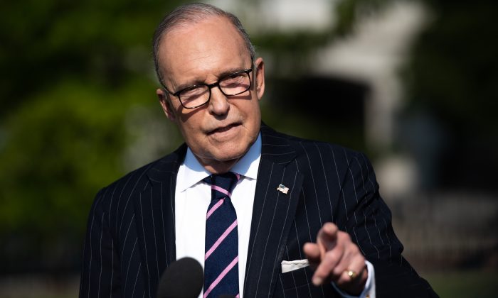 Le conseiller économique Larry Kudlow s'adressant aux médias à la Maison Blanche, le 6 août 2019. (SAUL LOEB/AFP/Getty Images)