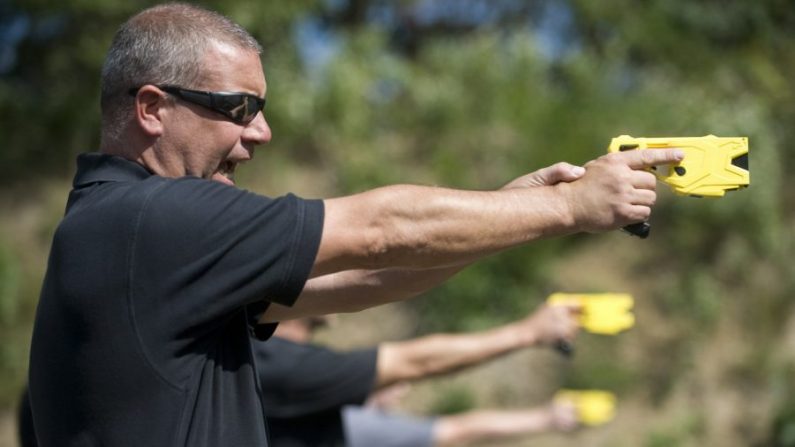 L'agent de police du canton de Cherry Hill, Patrick Higgins, participe à une séance de formation sur le Taser dans le canton de Gloucester, au New Jersey, le 25 septembre 2012. (Camden Courrier-Poste/Fichier via AP)