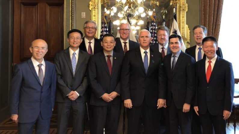 De gauche à droite : Omer Kanat, directeur du Uyghur Human Rights Project, Jeff Chen, porte-parole de Washington Falun Dafa Association,  le Dr. Yang Jianli, fondateur de Citizen Power Initiatives for China, le vice-président américain Mike Pence, Bob Fu, fondateur de China Aid,  Rang de derrière à partir de la gauche : Randal Everett, president de la 21st Century Wilberforce Initiative, David Curry, PDG d'Open Doors USA, Greg Mitchell, co-president d'International Religious Freedom Roundtable; l'ambassadeur américain Samuel D. Brownback. 
( Courtesy Yang Jianli)