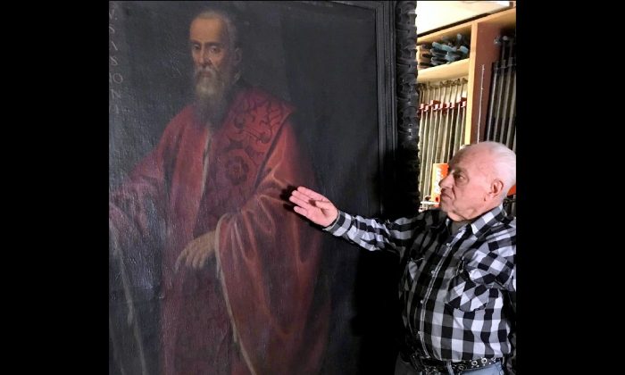 Aldo Martinek et le portrait de Agostino Barbarigo, qui fut le doge (maire) de Venise.Joan Delaney/The Epoch Times