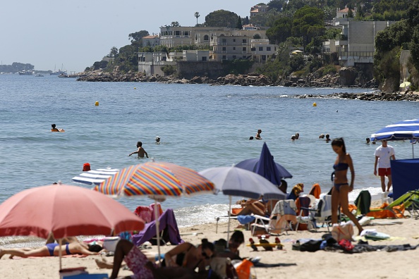 Vue sur le château de l’Horizon depuis la plage. Crédit : VALERY HACHE/AFP/Getty Images.