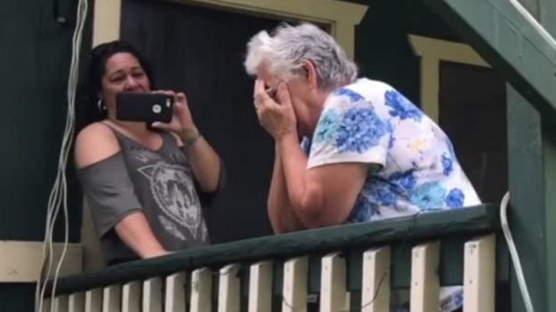 Une jeune femme offre une maison avec l’eau et l’électricité à ses grands-parents – les pleurs de sa grand-mère deviennent viraux