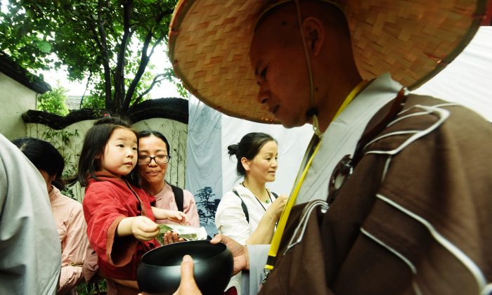 Un moine quémandant l'obole durant une marche traditionelle à Hangzhou, en Chine, le 22 mai 2018. (AFP/Getty Images)