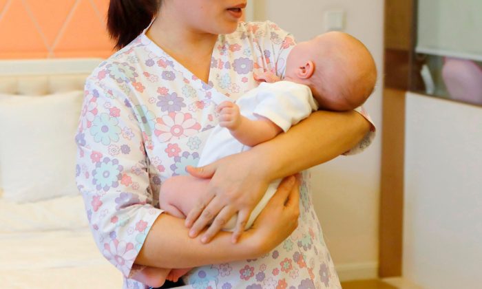 Une femme tenant un bébé sur une photo. (-/AFP/Getty Images)
