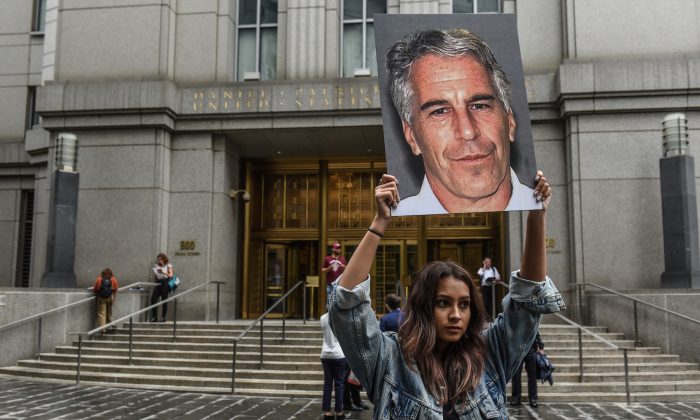 Une manifestante du groupe féministe "Hot Mess" proteste devant le tribunal fédéral de New York, en juillet dernier. (Stephanie Keith/Getty Images)