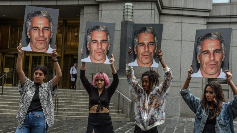 Un groupe de manifestants se tenant devant le tribunal fédéral de Manhattan, à New York, le 8 juillet. Crédit: Stephanie Keith/Getty Images.