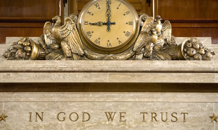 Les emblêmes américains accompagnés de la devise "In God We Trust" (en Dieu nous avons confiance) figurant dans la Chambre des représentants à Washington. (Brendan Hoffman/Getty Images)