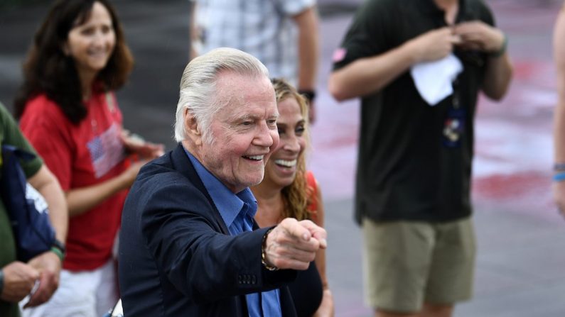 L'acteur Jon Voight salue les gens qui se rassemblent sur le National Mall avant l'événement du 4 juillet avec le président Donald Trump au Lincoln Memorial à Washington le 4 juillet 2019. (Brendan Smialowski/AFP/Getty Images)