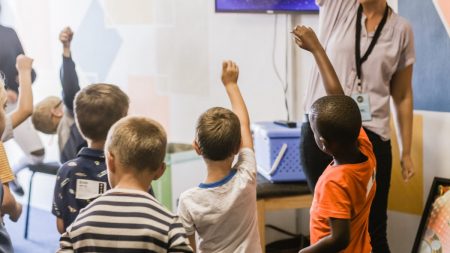 Un élève de CE1 tient la main d’un camarade de classe en pleurs, atteint d’autisme, le premier jour d’école