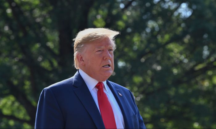 Le président Donald Trump s'adresse à la presse sur la pelouse sud de la Maison-Blanche avant son départ à Washington le 9 août 2019. (Nicholas Kamm/AFP/Getty Images)