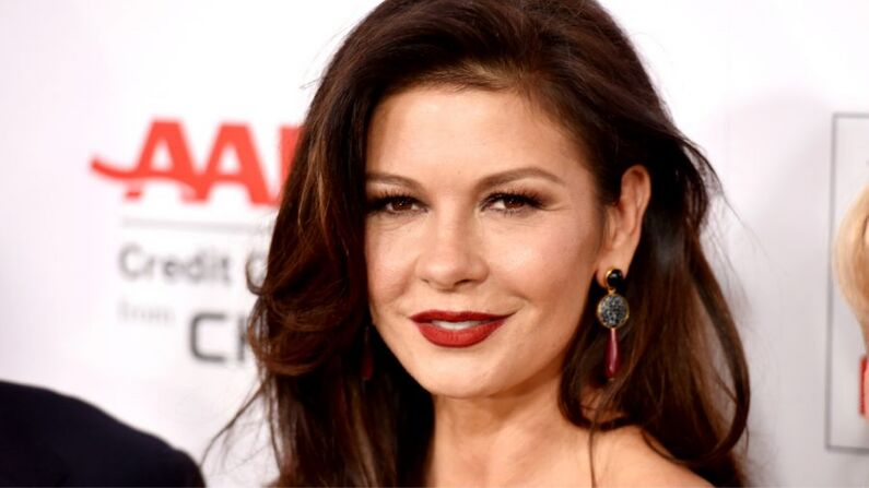 L'actrice Catherine Zeta-Jones assiste à la 15e cérémonie annuelle des prix AARP Movies For Grownups Awards au Beverly Wilshire Four Seasons Hotel à Beverly Hills, Californie le 8 février 2016. (Getty Images/Earl Gibson III)