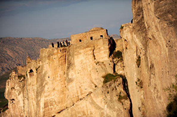 -Les visiteurs se dressent sur les remparts de Hasankeyf, une petite ville frappée par la pauvreté sur les rives du Tigre. La Turquie a obtenu le soutien d'une banque locale pour la construction d'un barrage sur le fleuve Tigre. Photo BULENT KILIC / AFP / Getty Images.