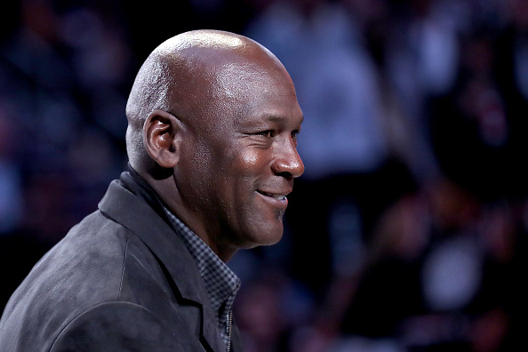 Michael Jordan, six fois champion NBA dans les années 1990, vient en aide aux victimes touchées par l'ouragan Dorian aux Bahamas. (Photo : Streeter Lecka/Getty Images)