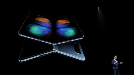 Samsung lancera vendredi, avec des mois de retard, son smartphone pliable