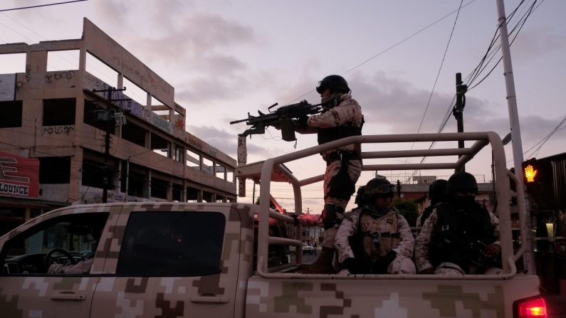 Des soldats mexicains quittent les lieux d'un crime où un homme a été tué par des coups de feu présumés d'un cartel au centre-ville de Tijuana, au Mexique, le 21 avril 2019. (Guillermo Arias/AFP/Getty Images)