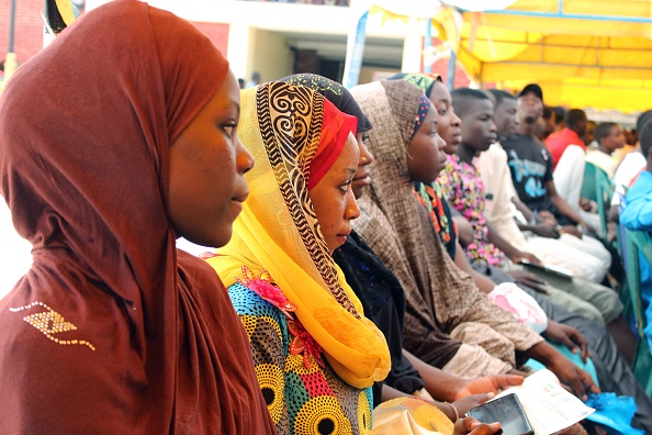 -Un total de 894 enfants, dont 106 filles, ont été libérés des rangs de la Force d'intervention conjointe civile à Maiduguri, au nord-est du Nigeria 10 mai 2019, dans le cadre de son engagement à mettre fin au recrutement et à l'utilisation d'enfants. Photo de AUDU ALI MARTE / AFP / Getty Images.