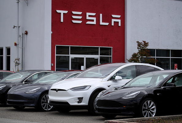 Dans un message diffusé sur son site après de premiers accidents impliquant Autopilot, Tesla demande aux conducteurs de ses voitures de rester attentifs même lorsque ce logiciel est activé. (Photo : Justin Sullivan/Getty Images)