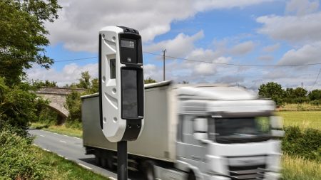 Auvergne-Rhône-Alpes: un radar tourelle vandalisé la semaine dernière est de nouveau scié et incendié