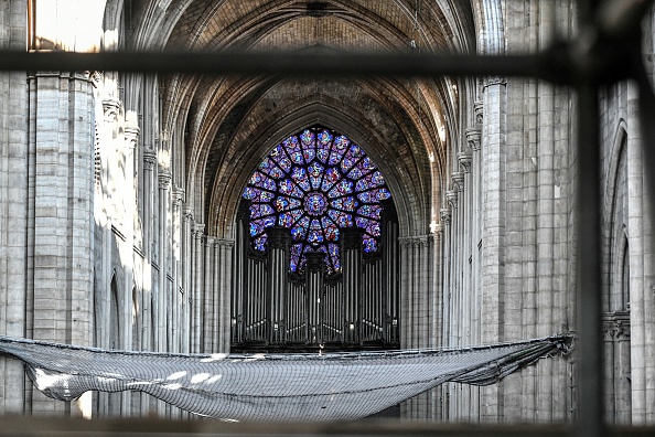 -Le grand orgue est photographié lors de travaux préliminaires dans la cathédrale Notre-Dame de Paris trois mois après un incendie majeur survenu le 17 juillet 2019 à Paris. Les images de l'ancienne cathédrale en flammes ont provoqué un choc et une consternation dans le monde entier ainsi qu'en France, où elle est considérée comme l'un des monuments les plus aimés du pays. Photo de STEPHANE DE SAKUTIN / AFP / Getty Images.