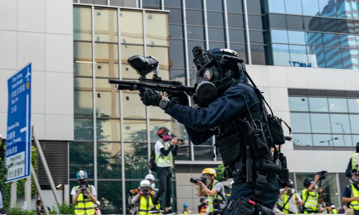 La police anti-émeute tire des balles en caoutchouc sur des manifestants à Kowloon Bay, Hong Kong, le 24 août 2019. (Anthony Kwan/Getty Images)