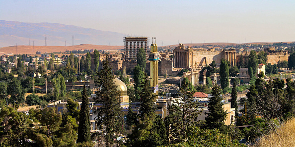 -Cette photo prise le 25 août 2019 montre une vue de la ville de Baalbeck, dans l'est de la vallée de la Bekaa, au Liban. Photo by - / AFP / Getty Images.