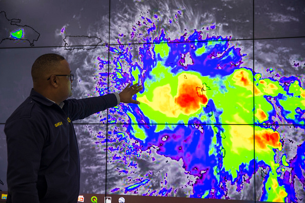 -Les travailleurs du Centre d'opérations d'urgence (COE) surveillent la tempête tropicale Dorian à Saint-Domingue, en République dominicaine. Photo par Erika SANTELICES / AFP / Getty Images.