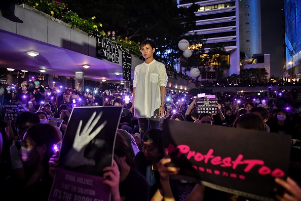 -Denise Ho, un visage rare et reconnaissable parmi la foule masquée lors des grands rassemblements de cet été, affirme qu'elle ne dirige pas les manifestants dans la ville touchée par la crise. Mais avec la plupart des manifestants à la peau noire soucieux de cacher leur identité, la chanteuse de Canto-pop a retenu l'attention avec des discours et des performances au cours des trois mois de troubles. Photo LILLIAN SUWANRUMPHA / AFP / Getty Images.