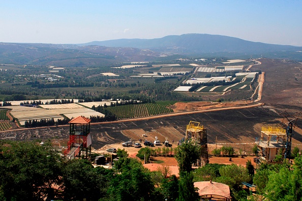 -Le parc "Jardin d'Iran", construit par le gouvernement iranien, est photographié dans le village libanais de Maroun al-Ras, le long de la frontière sud avec Israël, le 2 septembre 2019, alors que des champs ont été brûlés du côté libanais le long de la frontière après un échange de tirs entre le Hezbollah et Israël. Photo de Mahmoud ZAYYAT / AFP / Getty Images.