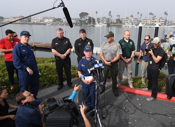 -Les gardes côtes s'expriment lors d'une conférence de presse à la station Channel Islands, à Oxnard, en Californie, le 2 septembre 2019. Un bateau commercial de plongée en plongée a sombré au milieu des flammes. 34 passagers ont perdu la vie. Photo MARK RALSTON / AFP / Getty Images.