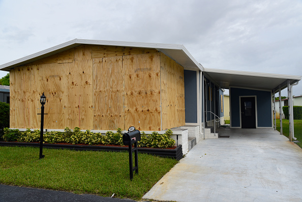 -Une maison fermée est vue à Deerfield Beach, en Floride, le 2 septembre 2019. L'aéroport international de Lauderdale-Hollywood a fermé ses portes à midi en raison d'une ordonnance de fermeture obligatoire en raison des vents associés à l'ouragan Dorian. La tempête du monstre Dorian s'est immobilisée presque au-dessus des Bahamas, la côte est en attente. Photo MICHELE EVE SANDBERG / AFP / Getty Images.