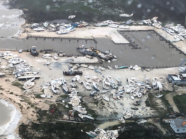 -Dans cette image du document USCG, une marina est endommagée, la base aérienne de la Garde côtière a déployé à l'avant-plan quatre équipages d'hélicoptères MH-60 Jayhawk, sauvetage et aide humanitaire aux Bahamas, le 2 septembre 2019 Photo prise par la base aérienne de la Garde côtière à Clearwater via Getty Images.