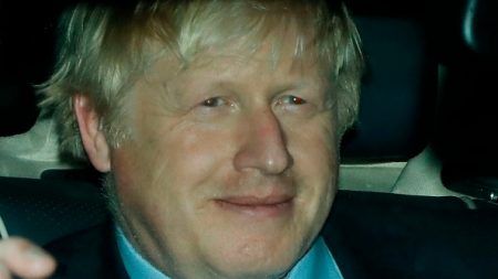 GB: espérant des élections, Boris Johnson revoit sa stratégie après plusieurs revers