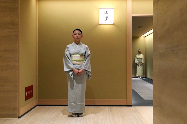 -Les employés se trouvent à l'entrée d'un restaurant japonais dans l'aile Okura Heritage de l'hôtel Okura à Tokyo, le 6 septembre 2019, lors d'une conférence de presse en prévision de sa réouverture. Photo KARYN NISHIMURA / AFP / Getty Images.